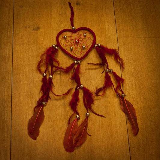 Drømmefanger Rødt hjerte med flotte røde fjer.