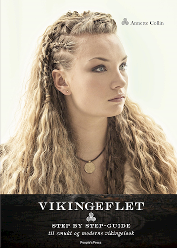 Et bogomslag med titlen "Vikingeflet - step by step-guide til smukt og moderne vikingelook" af Annette Collin viser en kvinde med langt, indviklet flettet blond hår, der kigger til siden. Udgivet af People's Press.