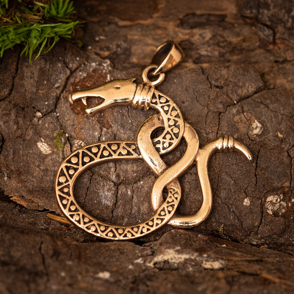 Schlange mit ornamentiertem Bronze-Anhänger – Bild 1