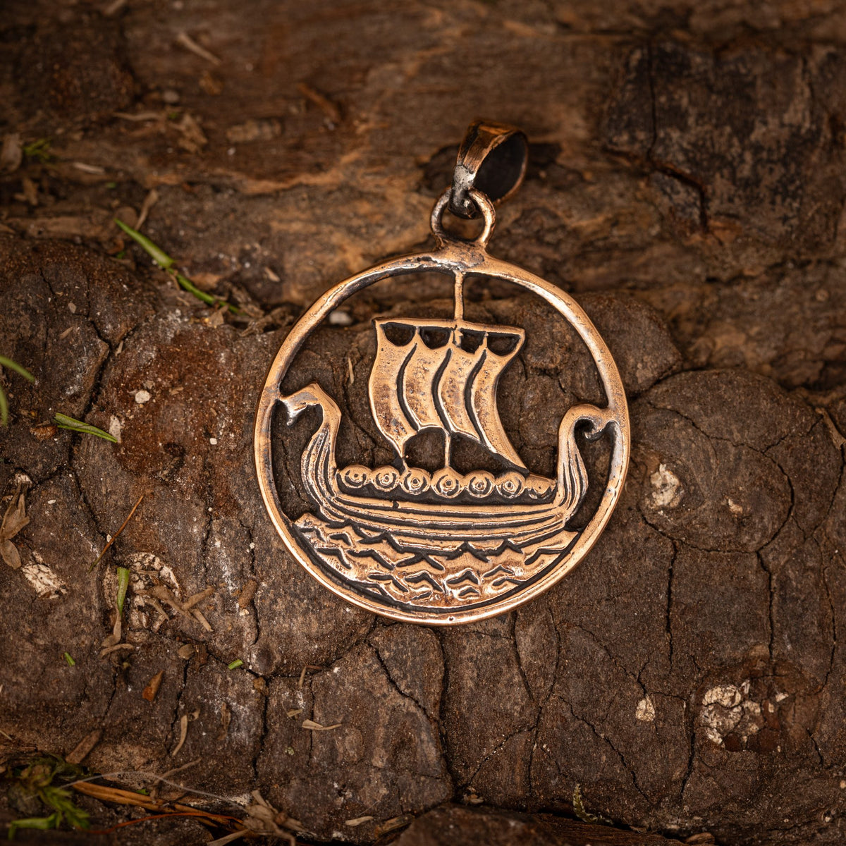 Runder Wikinger-Schiff-Anhänger aus Bronze – Bild 1