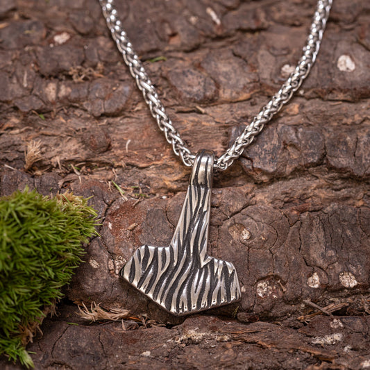 Mjölnir Holzstruktur-Anhänger aus Stahl mit Kette – Bild 1