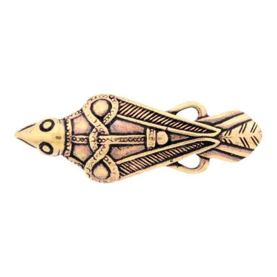 Broche Hugin / Munin Bronze er en fint detaljeret, bronzefarvet broche formet som en elegant fisk. Det indviklede design inkluderer mønstre, der ligner øjne og skæl, med stiliserede streg- og prikkemotiver, der dekorerer kroppen. Dette håndværk fremkalder det ældgamle kunstnerskab fra tiden med Odins legender og skaber et unikt, antikt udseende.