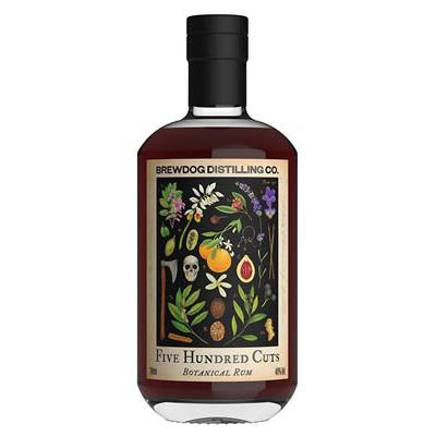 En 700 ml flaske Brewdogs "Five Hundred Cuts Rum" viser farverige botaniske illustrationer, der viser blomster, frugter, blade, et kranium og en saks. Den har en sort kasket og har et minimalistisk design.